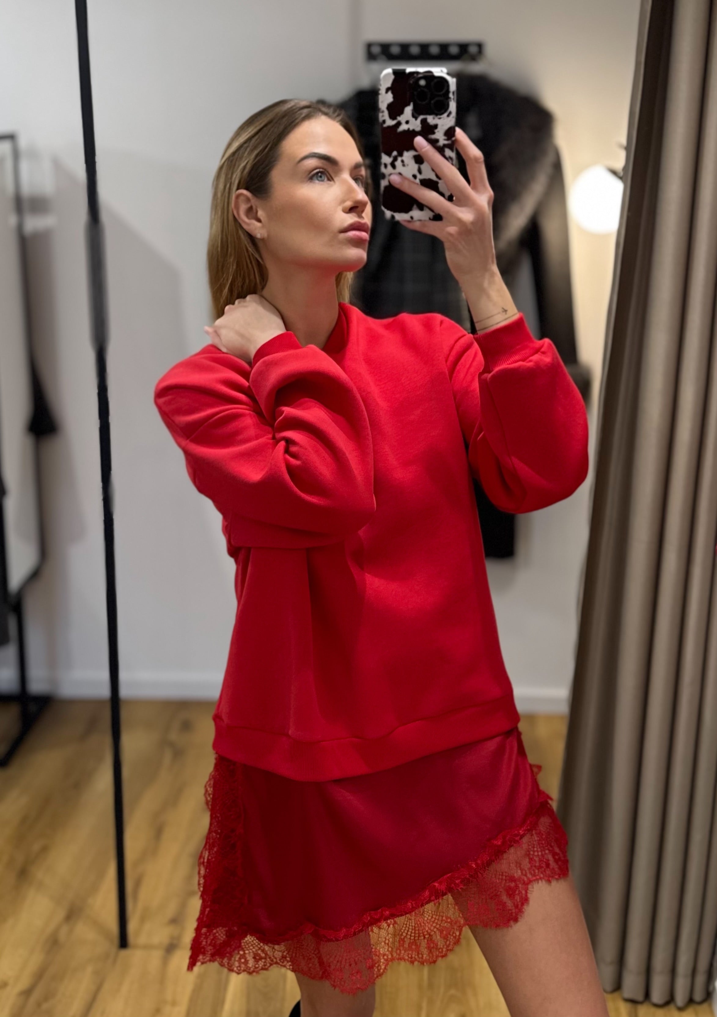 Džemperis su satino sijonu✨