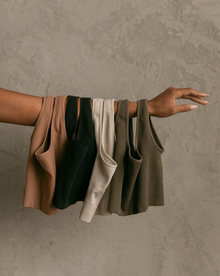 Sportinės liemenėlės ant modelio rankos studijoje